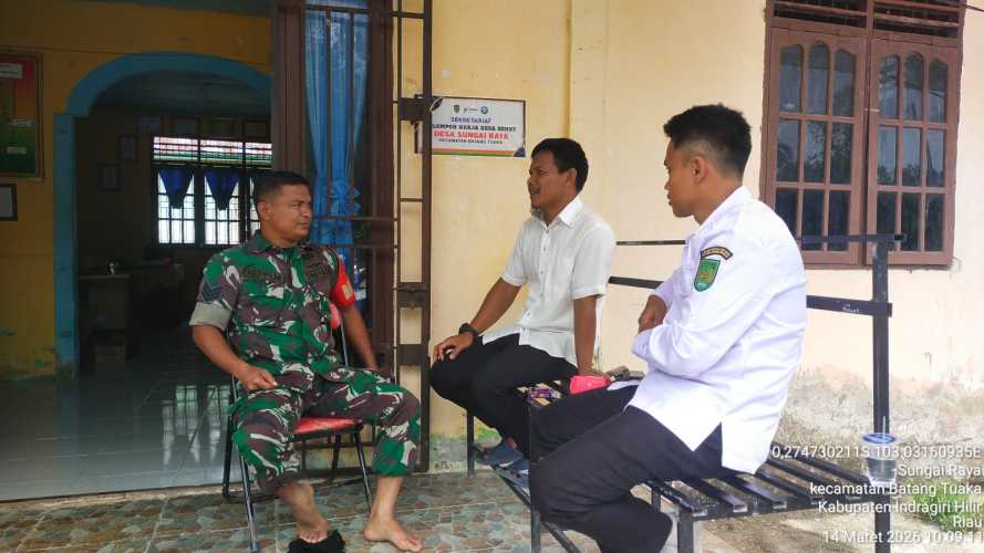 Babinsa Sungai Raya Himbau Perangkat Desa Jaga Toleransi Antar Umat di Penghujung Ramadhan