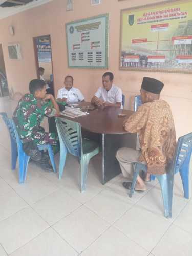 Babinsa Sungai Beringin Perkuat Koordinasi Program Pelayanan Bersama Lurah