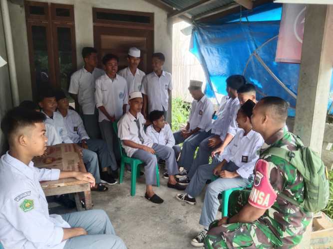 Babinsa Sungai Luar Berikan Penyuluhan Narkoba Bagi Pelajar Sekolah