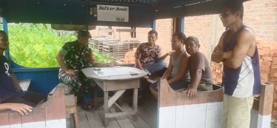 Babinsa Duduk Bersama Pemuda Desa Dalam Suasana Lebaran