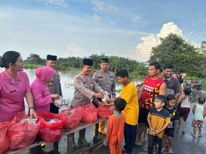 Personil Polsek dan Bhayangkari Kecamatan Pasir Penyu Gelar Operasi Tertib Ramadhan Salurkan Takjil Kepada Masyarakat Dampak Banjir