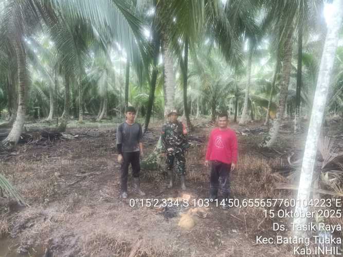 Babinsa Koramil 12/Batang Tuaka Laksanakan Patroli Tapal Batas dan Cegah Kebakaran Lahan di Desa Tasik Raya