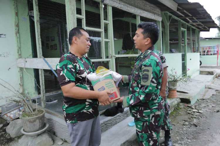 Dandim 0208/Asahan Bersama Perwira Staf Bagikan Bahan Pokok Untuk Anggota Terdampak Banjir di Asrama Gunung Sitoli