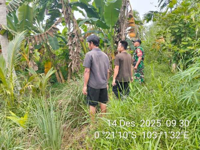 Sinergi Babinsa Koramil 01/Tembilahan Dengan Masyarakat dalam Penguatan Pengawasan Lahan Tapal Batas Wilayah Desa