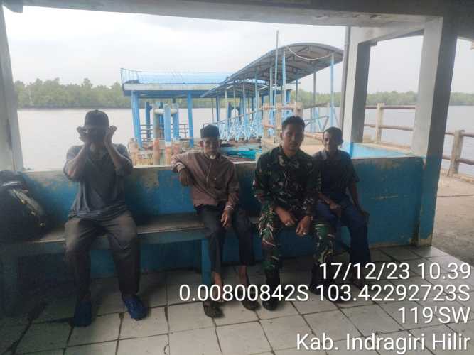 Babinsa Komsos dengan Masyarakat Pulau Cawan