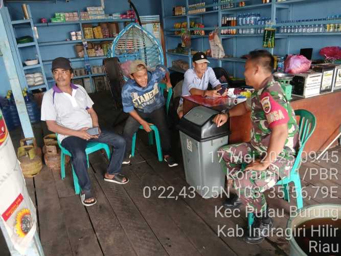 Babinsa Koramil 11/Pulau Burung Tingkatkan Kesadaran Masyarakat akan Kebersihan dan Keamanan Lingkungan