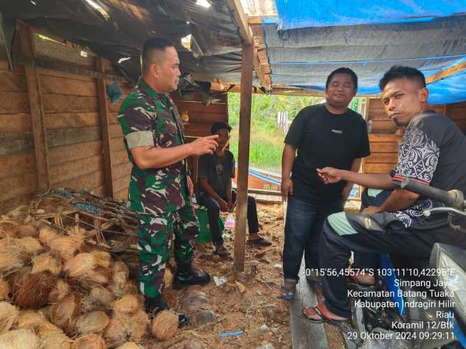 Babinsa Simpang Jaya Ciptakan Rasa Aman dan Nyaman di Masa Pilkada