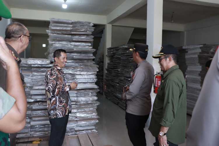 Kapolres Inhil Melakukan Pengecekan Gudang Logistik KPU