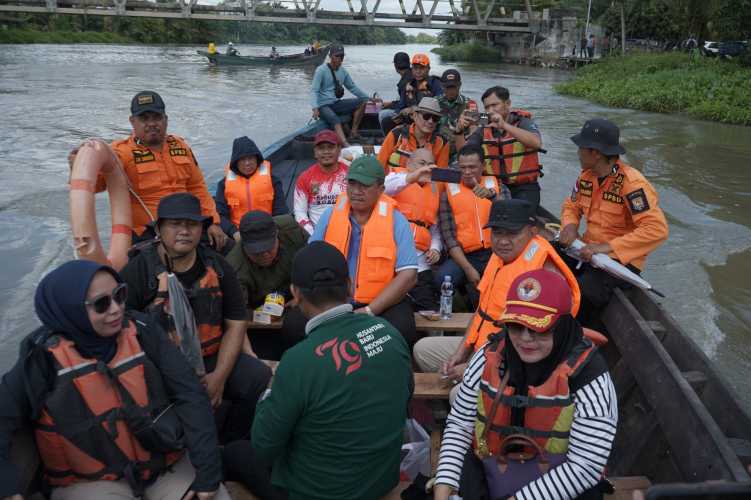 Bupati Asahan dan Wakil Bupati Asahan Serahkan Bantuan dan Tinjau Tanggul Jebol di Desa Sei Dua Hulu