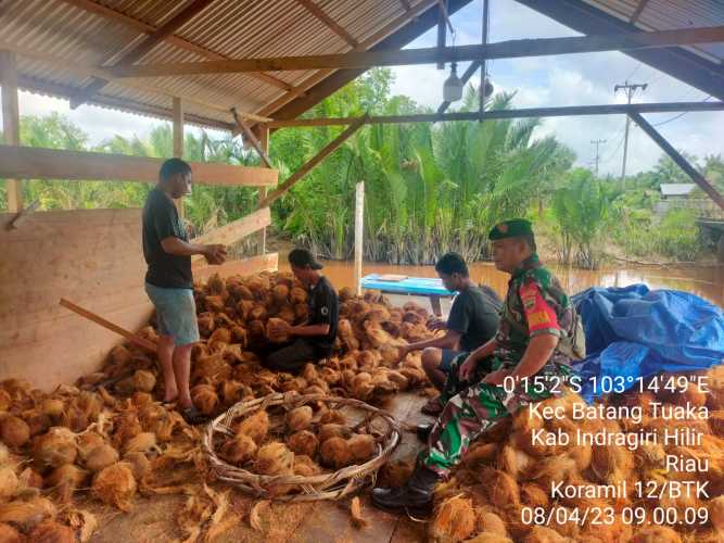 Jelang Lebaran, Babinsa Survey Harga Komoditas Perkebunan Unggulan Daerah