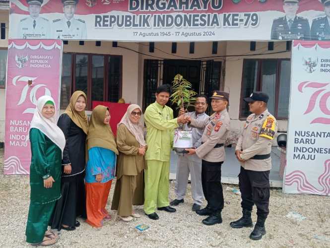 Camat Kempas dapat Kado Ultah dari Kapolda Riau berupa Bibit Durian Musangking.