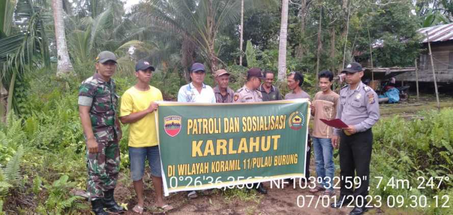 Babinsa Sungai Danai Bentang Spanduk Sosialisasi Karhutlah