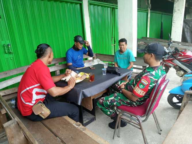 Babinsa Koramil 01/Tembilahan Laksanakan Sambang Sosial di Momen Libur Nasional