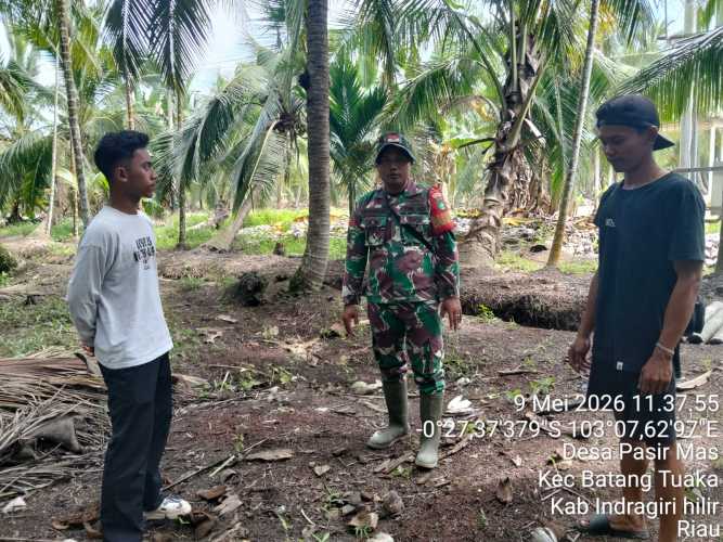 Babinsa Koramil 12/Batang Tuaka Intensifkan Patroli dan Sosialisasi Pencegahan Karhutla di Desa Pasir Mas