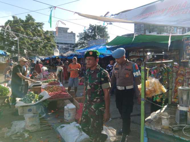 Babinsa Koramil 01/Tembilahan Bersinergi Amankan Pasar Air Mancur Jelang Natal 2025