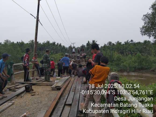 Babinsa Koramil 12/Batang Tuaka Gerakkan Warga Perbaiki Jembatan Lintas Desa Sungai Junjangan