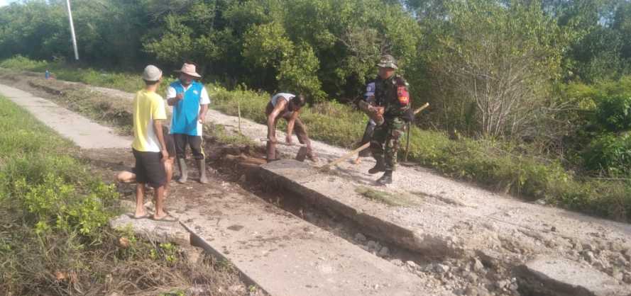 Babinsa Sokong Penimbunan Jalan