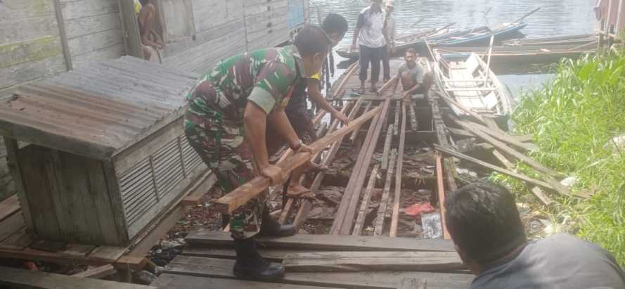 Babinsa Bantu Warganya Perbaiki Pelabuhan Penyeberangan