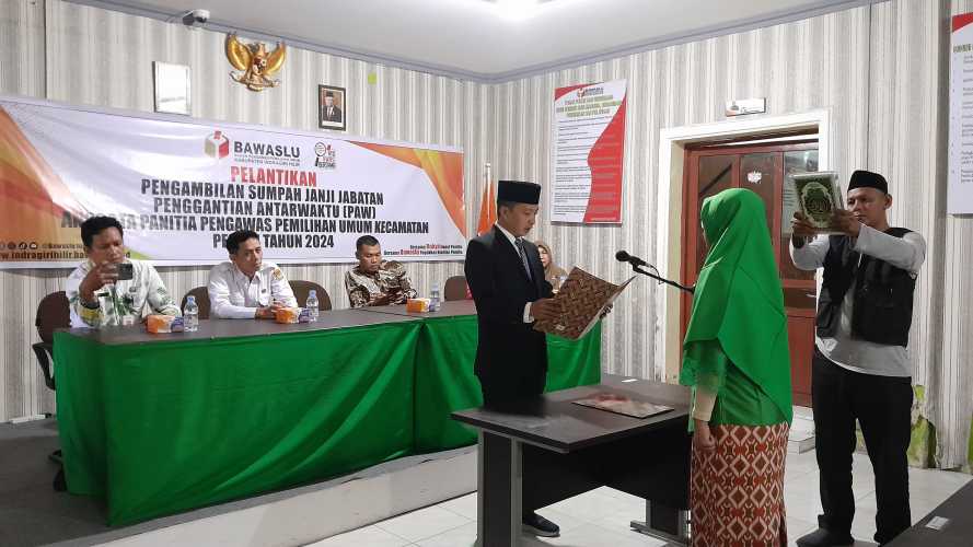 Ketua Bawaslu Inhil Lantik dan Ambil Sumpah PAW Anggota Panwaslu Tembilahan Hulu