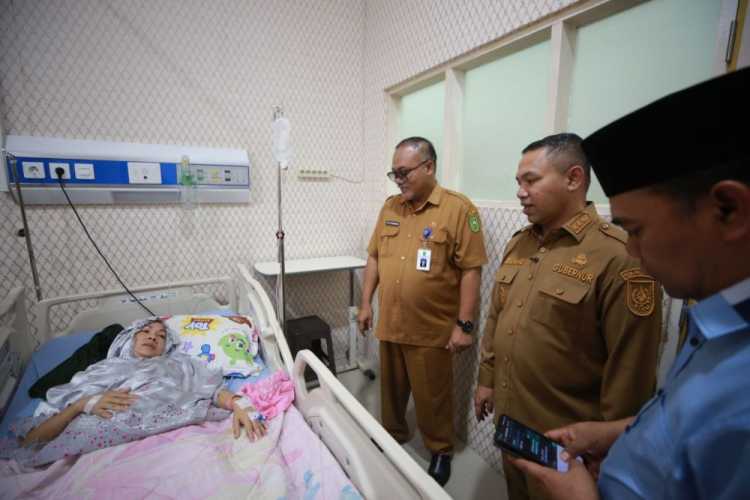 Gubernur Riau Abdul Wahid saat membesuk pasien di RSUD Arifin Achmad, Pekanbaru, beberapa waktu lalu.