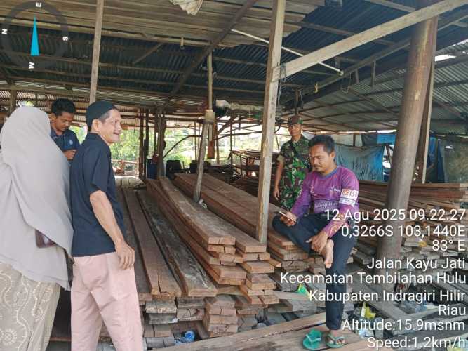 Babinsa Koramil 01/TBH Kodim 0314/Inhil Aktif Jalin Komunikasi dengan Pemilik Bangsal Kayu di Tembilahan Hulu