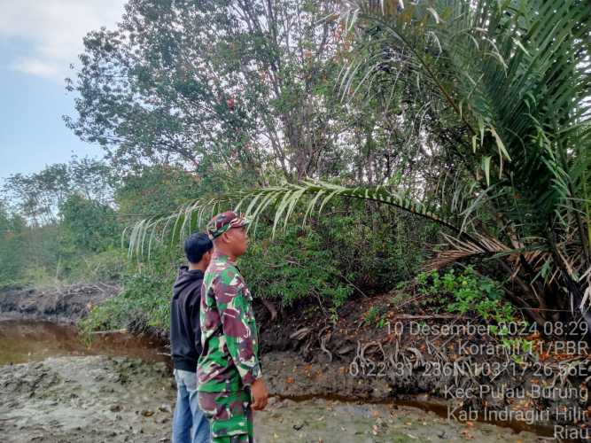 Babinsa Lakukan Penanganan Karhutla Secara Terpadu di Pulau Burung