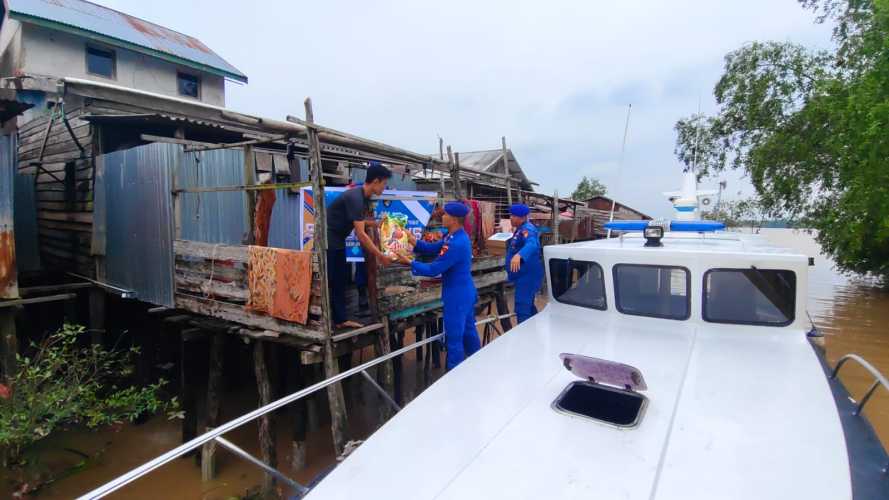 Satpolairud Polres Inhil Jalankan Program JALUR: Sapa Warga Pesisir dan Bagikan Sembako di Tembilahan Hilir