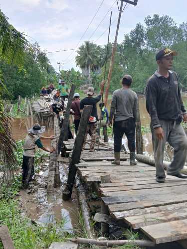 Jembatan Kayu Penghubung Dua Desa di Kecamatan Keritang Roboh, Akses Ekonomi Terputus