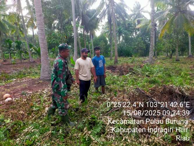 Dengan Patroli Karhutlah, Babinsa Pulau Burung Tunjukkan Komitmen Menjaga Kelestarian Hutan dan Lahan