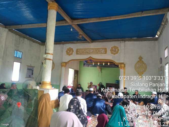 Babinsa Serka Masri Tunjukkan Sinergi TNI–Rakyat dalam Peringatan Isra Mi’raj di Desa Sialang Panjang