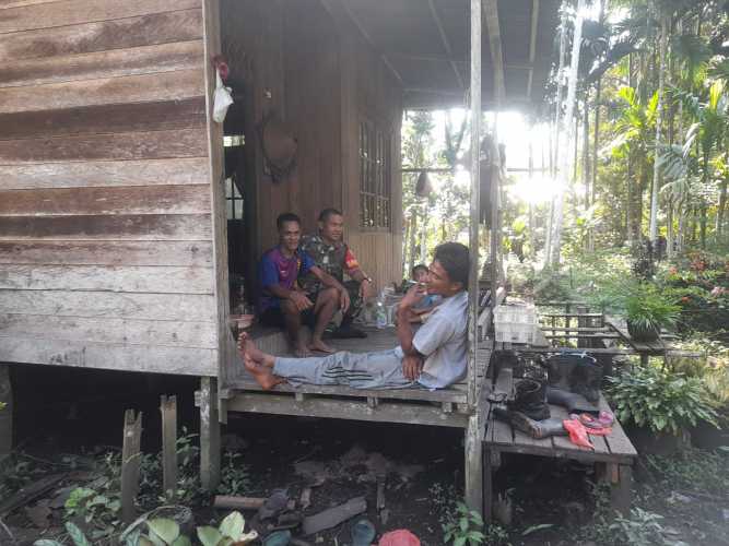 Jalin Tali Silaturahmi Sertu Suherman Kunjungi Rumah Warga di Desa Binaan