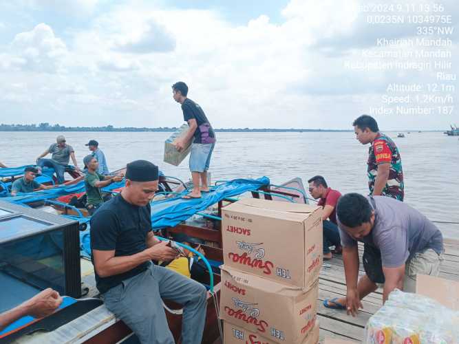 Jaga Keselamatan Pelayaran, Babinsa Tinjau Kapasitas Muatan Kapal