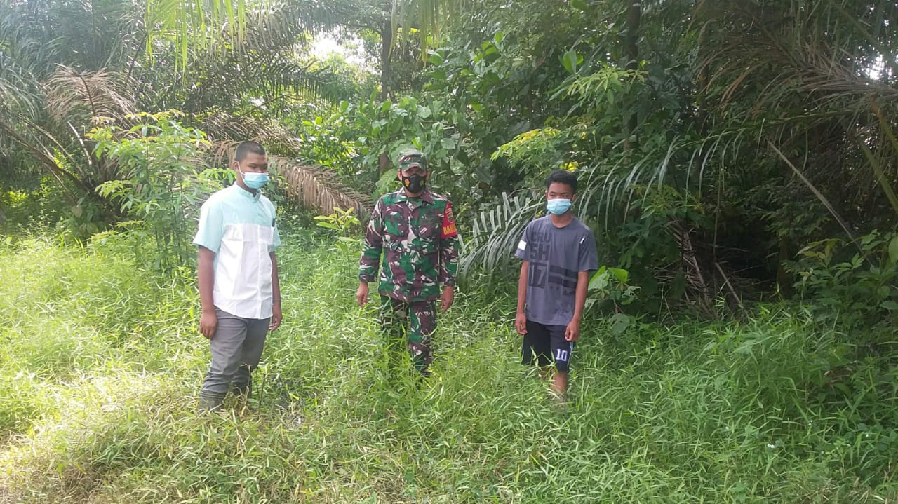 Serda Arlansya Babinsa Koramil 11/Pulau Burung Kodim 0314/Inhil Patroli Karhutlah Prestisius