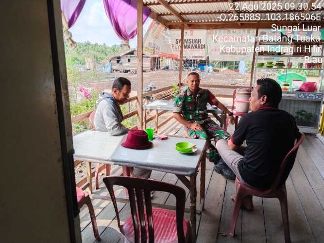 Babinsa Koramil 12/Batang Tuaka Kodim 0314/Inhil Gencar Sosialisasi Bahaya Judi Online di Desa Sungai Luar