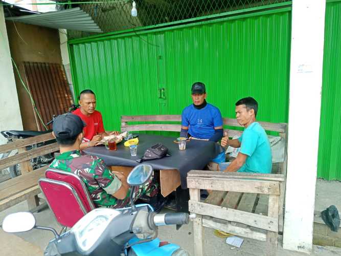 Babinsa Koramil 01/Tembilahan Hulu Jalin Silaturahmi untuk Perkuat Ketahanan Kamtibmas di Wilayah Binaan