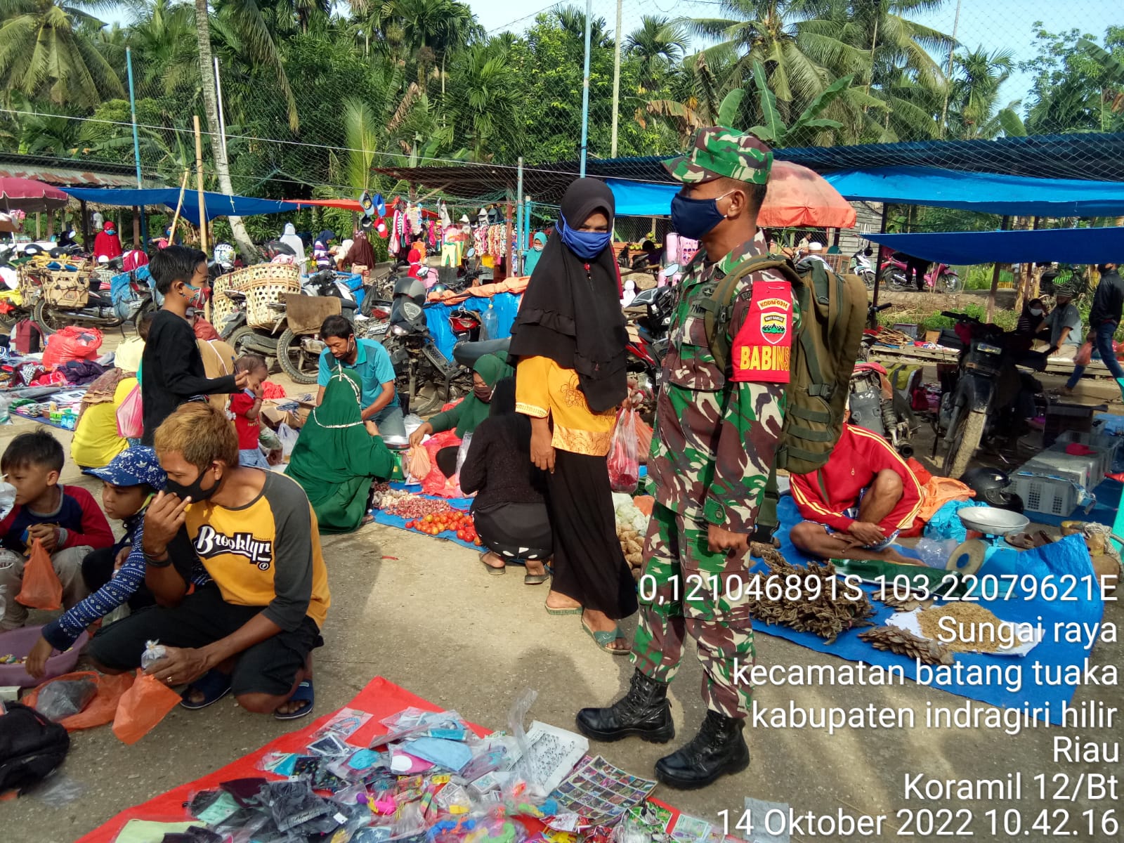 Sertu Hepi Martison Babinsa Koramil 12/Batang Tuaka Lakukan Pengawasan Pasar Jumat Sungai Raya