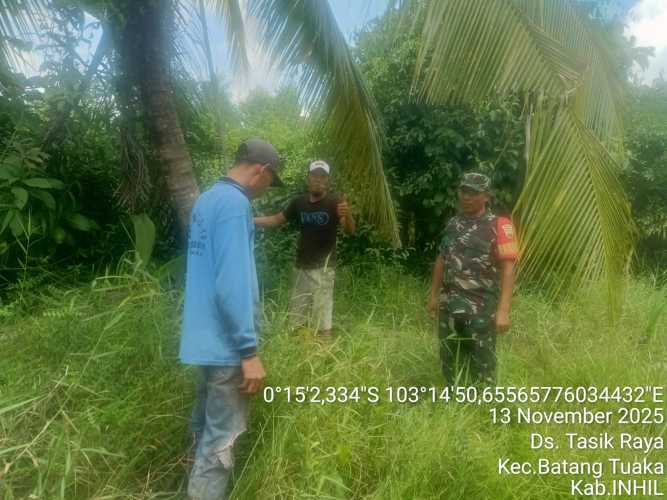 Babinsa Koramil 12/Batang Tuaka Laksanakan Patroli Tapal Batas di Parit 6 Desa Tasik Raya