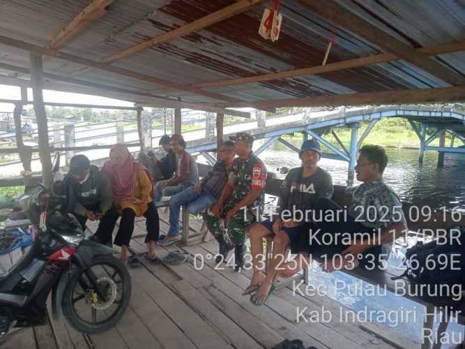 Babinsa Pulau Burung Tingkatkan Kesadaran Warga menjaga Keasrian Lingkungan