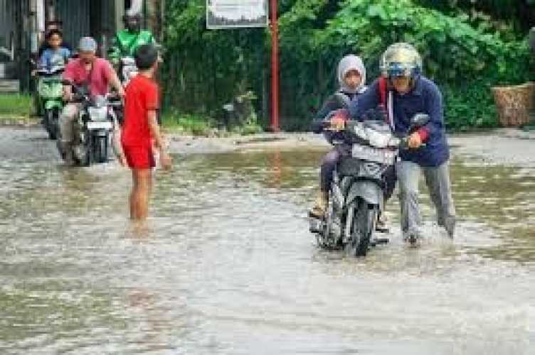 Atasi Banjir, Dinas PUPR Pekanbaru Lakukan Normalisasi Parit di Jalan Cipta Karya