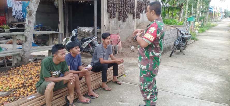 Sertu Guntur Edukasi Para Pemuda Desa Tentang Narkoba