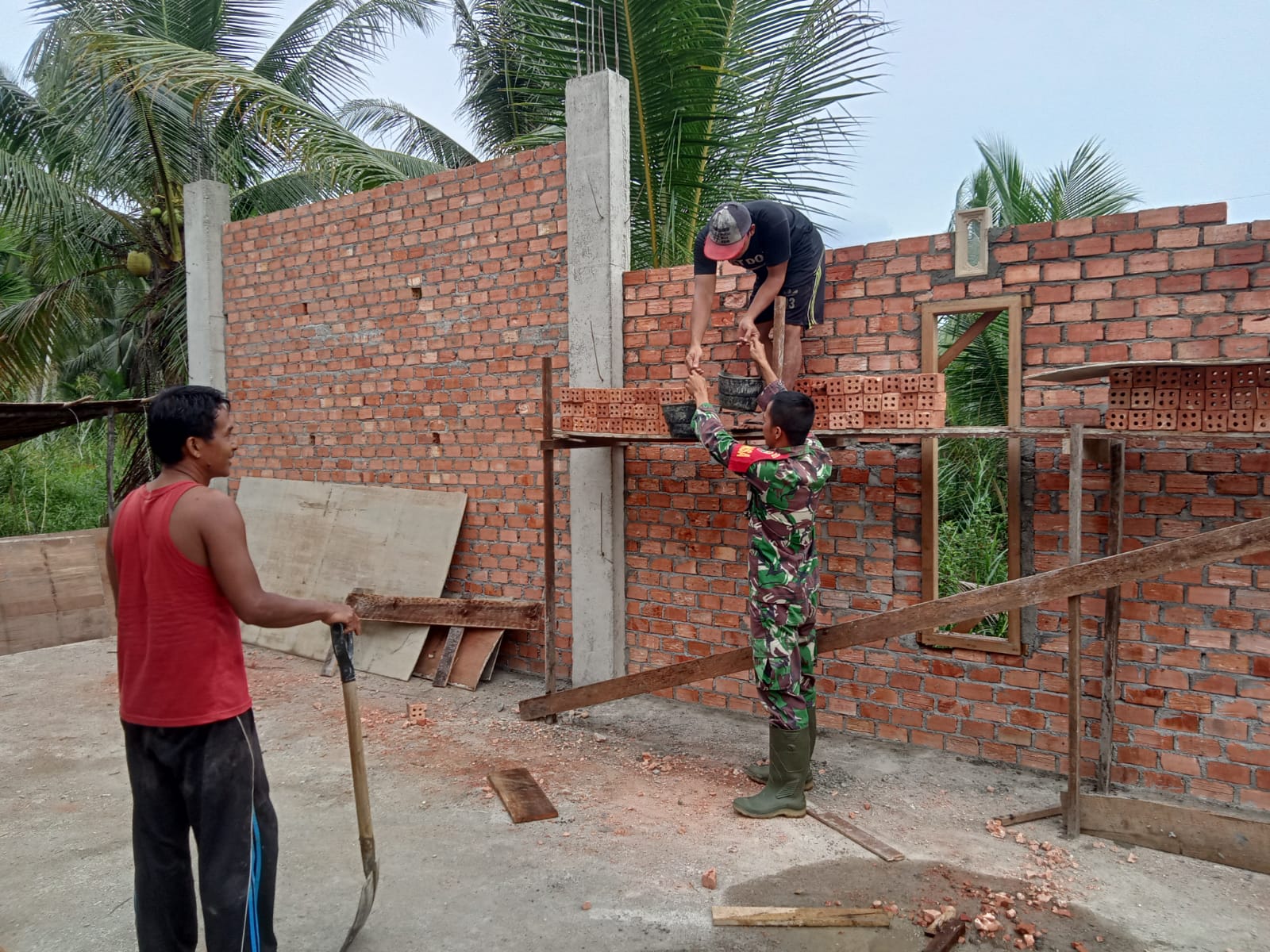 Babinsa Ikut Membantu Warga dan Serap Ilmu