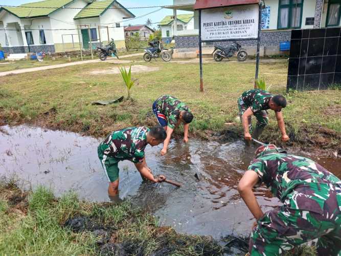 Jaga Keasrian Lingkungan Koramil 11/Pulau Burung,Danramil Pimpin Korve Bersama