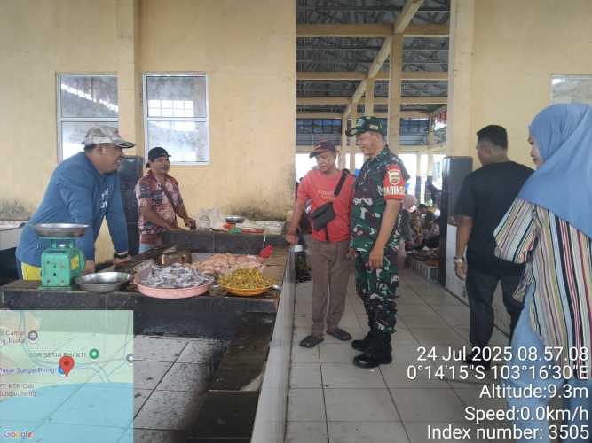 Babinsa Koramil 12/Batang Tuaka Lakukan Pengawasan Harga dan Keamanan di Pasar Mingguan Sungai Piring