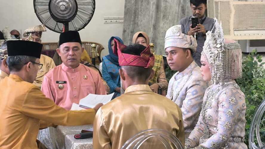 Bupati Inhil H. Herman Hadiri dan Jadi Saksi Akad Nikah Mila dan Heru di Gedung Puri Cendana