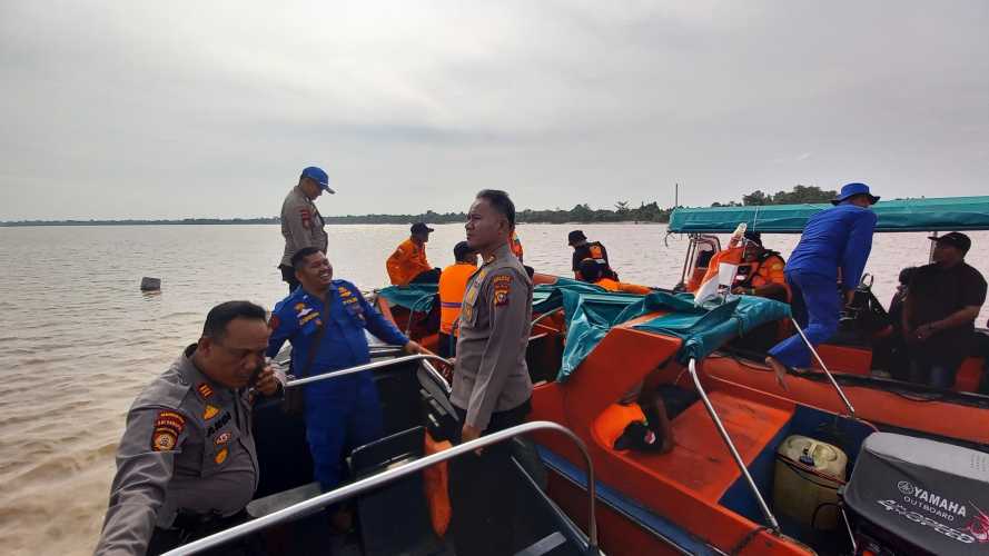 Diduga Over Kapasitas, Kapal Motor pengangkut pasir tenggelam di Perairan Sungai Gantang