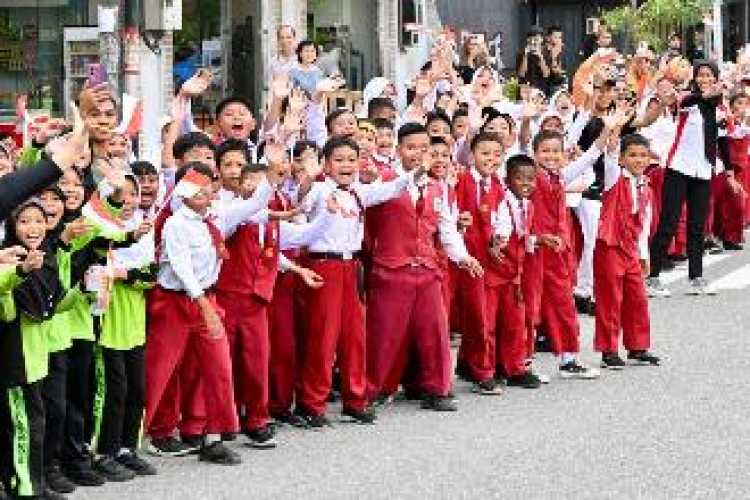 Meriah, Antusiasme Masyarakat Sambut Kedatangan Presiden Prabowo di Kota Balikpapan