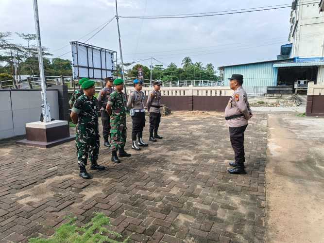 Personil Koramil 11/Pulau Burung Mengikuti  Apel Gabungan, Sinergi TNI-Polri Diperkuat untuk Pengamanan Objek Vital