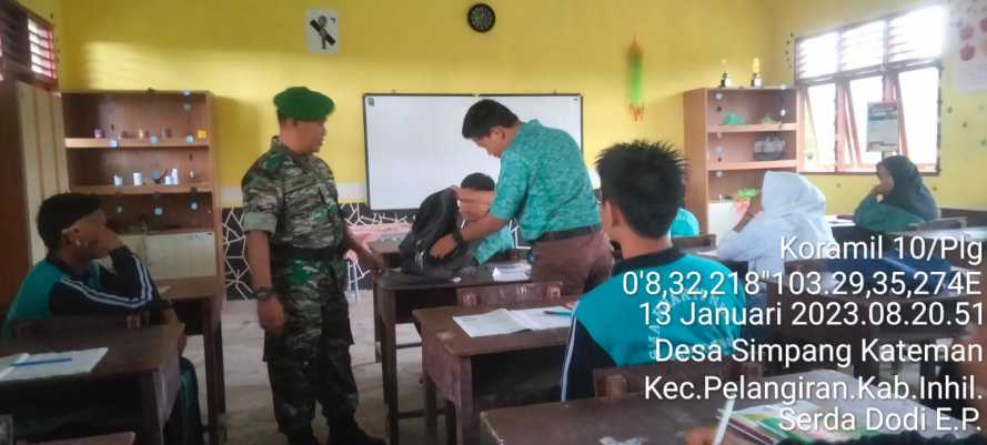 Babinsa Terapkan Disiplin Pelajar Sekolah