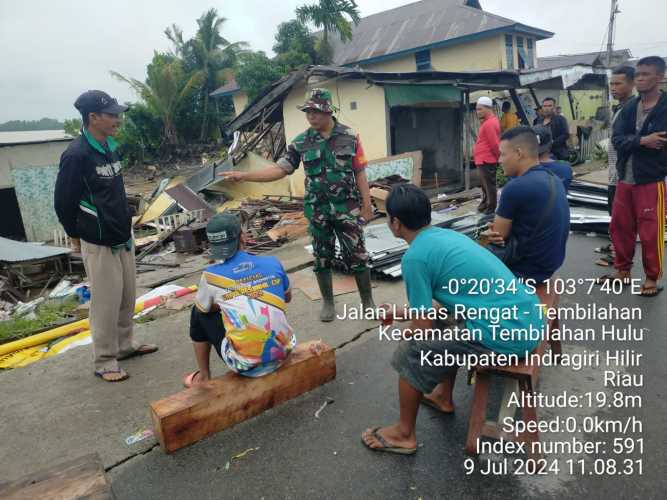 Sertu Syamsir Bantu Evakuasi Korban Musibah Abrasi