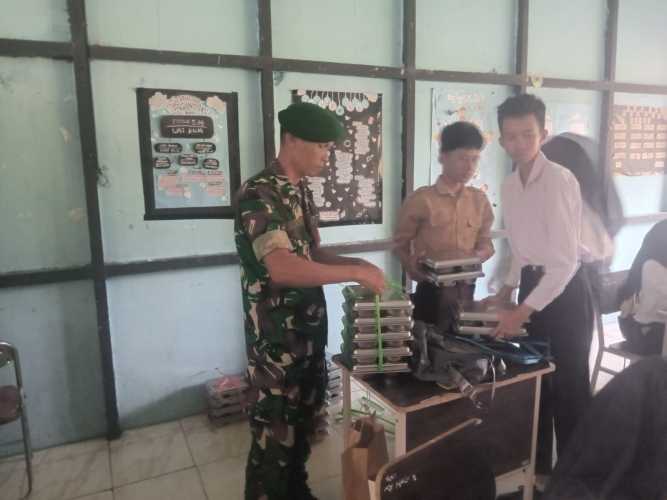 Babinsa Sertu Deni Dampingi Distribusi 2.832 Porsi Program MBG di Tembilahan